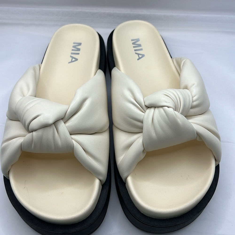 New Mia Mita Bon women's ivory sandals size 6M